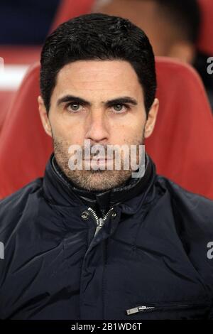 London, Großbritannien. Februar 2020. Arsenal-Cheftrainer Mikael Arteta sieht von seinem Sitz im Dugout aus. UEFA Europa League, Runde 32, Spiel der 2. Etappe, Arsenal gegen Olympiacos im Emirates Stadium in London am Donnerstag, 27. Februar 2020. Dieses Bild darf nur für redaktionelle Zwecke verwendet werden. Nur redaktionelle Nutzung, Lizenz für kommerzielle Nutzung erforderlich. Keine Verwendung bei Wetten, Spielen oder Einzelpublikationen für Vereine/Liga/Spieler. Pic von Steffan Bowen/Andrew Orchard Sportfotografie/Alamy Live News Credit: Andrew Orchard Sportfotografie/Alamy Live News Stockfoto