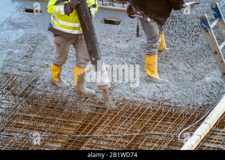 Baustelle, Betonierung, Boden, Decke für ein Gebäude wird betoniert, der Beton auf die Stahlbetonmatten gepumpt, Stockfoto