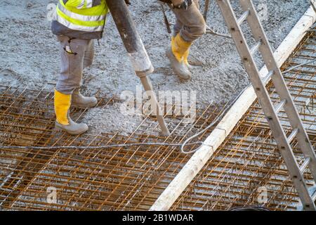 Baustelle, Betonierung, Boden, Decke für ein Gebäude wird betoniert, der Beton auf die Stahlbetonmatten gepumpt, Stockfoto