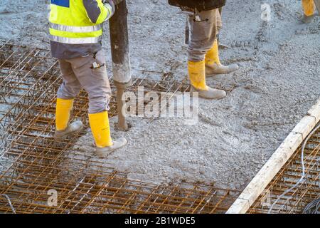 Baustelle, Betonierung, Boden, Decke für ein Gebäude wird betoniert, der Beton auf die Stahlbetonmatten gepumpt, Stockfoto