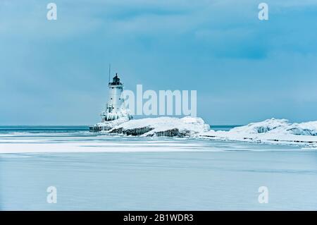 Mittlerer Winterblick auf den Leuchtturm der Nordbruchwand in Ludington, Michigan, USA Stockfoto