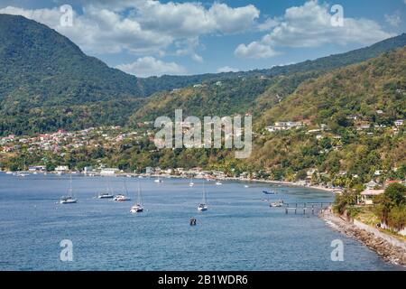 Weiße Boote in der Bucht vor Dominica Stockfoto