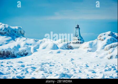 Mittlerer Winterblick auf den Leuchtturm der Nordbruchwand in Ludington, Michigan, USA Stockfoto