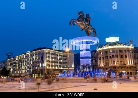 Hauptplatz bei Nacht in Skopje Stockfoto