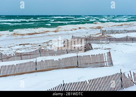 Ludington State Park, Schneestäune in der Nähe des Beachhouse am Michigansee im Winter, Michigan, USA. Stockfoto