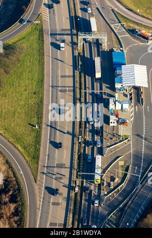 Luftbild, Rheinbrücke Neuenkamp, Autobahnausfahrt Duisburg-Homberg, Autobahn A40, WÄGEPLATZ A40, Rhein, Homberg, Duisburg, Ruhrgebiet, Nor Stockfoto