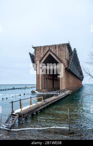 Der Marquette Lower Harbor Remnant wurde als historische Erinnerung an die Vergangenheit gerettet. Es ist alles, was von mehreren Erzdocks übrig ist, die den Har zierte Stockfoto