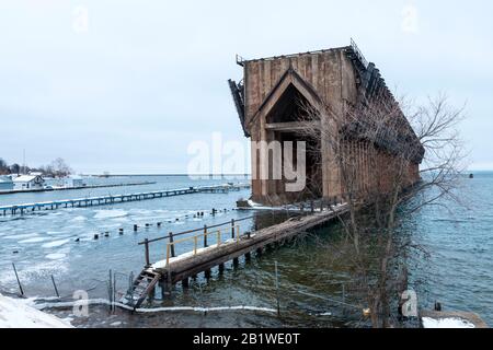 Der Marquette Lower Harbor Remnant wurde als historische Erinnerung an die Vergangenheit gerettet. Es ist alles, was von mehreren Erzdocks übrig ist, die den Har zierte Stockfoto