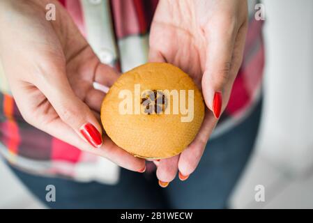 Traditionelles südkoreanisches Dessert mit süßem Kuchen und roter Bohnenpaste. Stockfoto