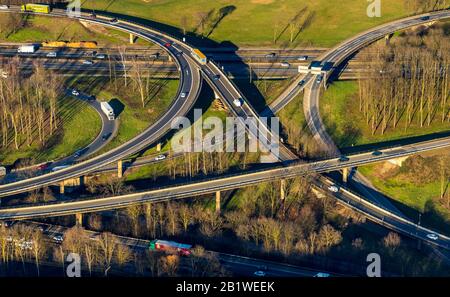 Luftbild, Autobahnkreuz Kaiserberg, Spaghetti-Anschlussstelle Kaiserberg, Fluss-Ruhrgebiet, Duisburg, Ruhrgebiet, Nordrhein-Westfalen, Deutschland, Autobahn Stockfoto