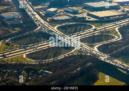 Luftbild, Autobahnkreuz Duisburg, Autobahn A59 gekreuzt Autobahn A40, Fluss Ruhrgebiet, Duisburg, Ruhrgebiet, Nordrhein-Westfalen, Deutschland, Autobahn Stockfoto