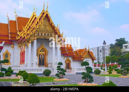 Tempel des Wat Benchamabophit, in Bangkok, Thailand, auch bekannt als Marmortempel. Seitenansicht vorne. Stockfoto