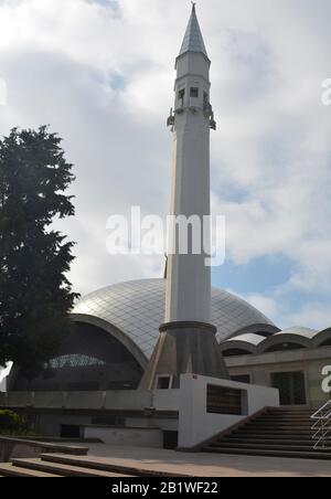 Sakirin-Moschee in Uskudar, Istanbul, Türkei. Die erste Moschee, die von einer Frau entworfen wurde, und die kohlenstoffneutrale Moschee in der Türkei Stockfoto