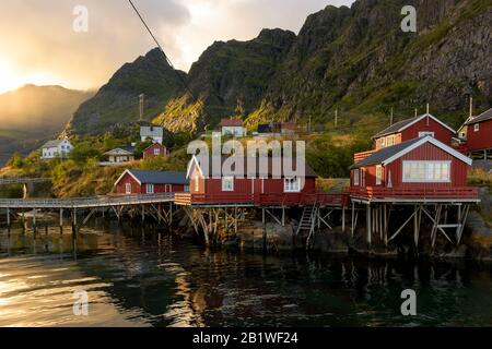 Kleines norwegisches Fischerdorf Å i Lofoten bei Sonnenuntergang. Å (A) ist die südlichste Stadt Lofoten auf der Insel Moskenesøyis. Stockfoto