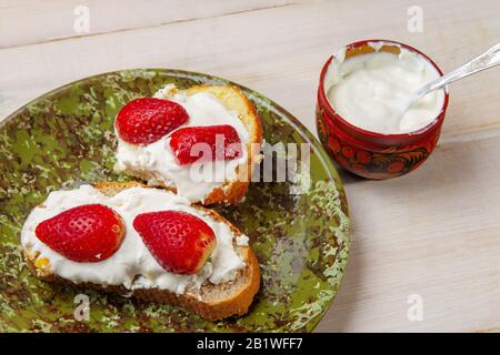 Sandwiches mit Hüttenkäse und Sauerrahm auf weißem Tisch Stockfoto