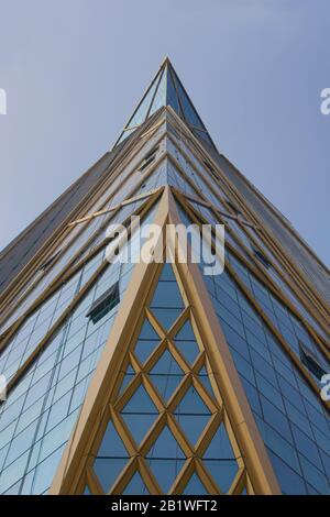 Moderner Glaskratzer in Bangkok, Thailand. Ansicht mit niedrigem Winkel. Stockfoto