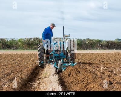 Vintage Klasse kleiner graugrauer Traktor Pflügt Feldpflug England Landwirtschaft Massey Ferguson 1955 Match Competition Country Stockfoto