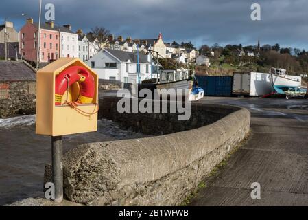 Life Perserver Station an einem Hafen in Moville, Donegal Irland Stockfoto