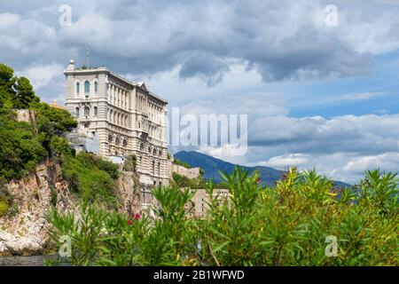 Monaco - 02.09.2018: Ozeanographisches Museum von Monaco aus Fontvieille mit grünen Pflanzen und Platz für Text Stockfoto