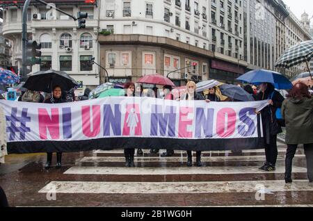 Buenos Aires/Argentinien; 19. Oktober 2016: Schwarzer Mittwoch, unter dem Motto "Nicht ein geringerer", protestieren Tausende von Frauen gegen Gewalt gegen das Geschlecht Stockfoto