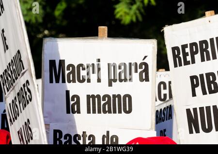 Capital Federal, Buenos Aires/Argentinien; 2. Februar 2016: Poster: Macri, STOP your Hand. Details eines massiven Protests gegen Polizeigewalt, der von unterstützt wird Stockfoto