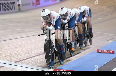 Berlin, Deutschland. Februar 2020. Radsport/Leichtathletik: Weltmeisterschaft, Mannschaftsverfolgung, Frauen, Finale: Das Team aus Großbritannien, Eleanor Dickinson (l-r), Neah Evans, Elinor Barker und Katie Archibald fahren auf der Strecke. Credit: Sebastian Gollnow / dpa / Alamy Live News Stockfoto