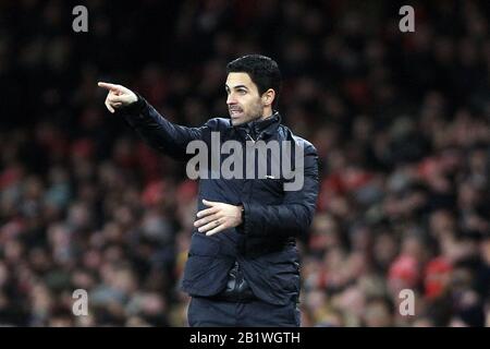 London, Großbritannien. Februar 2020. Arsenal-Cheftrainer Mikael Arteta zeigt und weist seine Spieler aus seinem technischen Bereich an. UEFA Europa League, Runde 32, Spiel der 2. Etappe, Arsenal gegen Olympiacos im Emirates Stadium in London am Donnerstag, 27. Februar 2020. Dieses Bild darf nur für redaktionelle Zwecke verwendet werden. Nur redaktionelle Nutzung, Lizenz für kommerzielle Nutzung erforderlich. Keine Verwendung bei Wetten, Spielen oder Einzelpublikationen für Vereine/Liga/Spieler. Pic von Steffan Bowen/Andrew Orchard Sportfotografie/Alamy Live News Credit: Andrew Orchard Sportfotografie/Alamy Live News Stockfoto