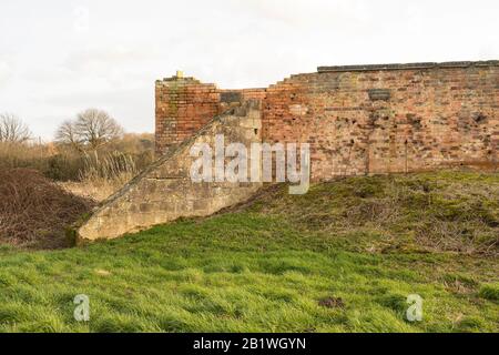 Überreste einer alten Gewehr Range Wand, die Schäden durch Kugeln zeigt Stockfoto
