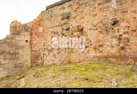 Überreste einer alten Gewehr Range Wand, die Schäden durch Kugeln zeigt Stockfoto