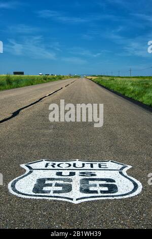 Historische Route 66-Markierung auf Asphalt mit dunklem Himmel im Hintergrund Stockfoto