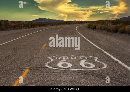 Leere Route 66 in Kalifornien, USA bei Sonnenuntergang mit Markierung auf der Straße Stockfoto