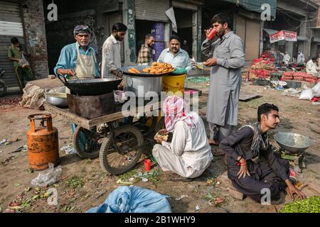 Lahore, Pakistan. : Mittagspause. Handel auf dem Großhandelsmarkt für Gemüse in Lahore Stockfoto