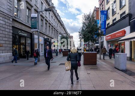 Die Spitze der Henry Street, Irland, eine der geschäftigsten Straßen Dublins, von der O'Connell Street aus gesehen Stockfoto