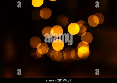 Mehrere große goldene Bokeh-Bälle auf verschwommenem Hintergrund. Hochwertige Textur für kreative Arbeit Stockfoto