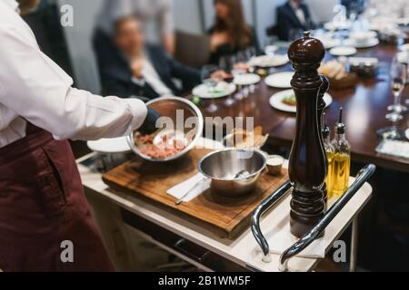 Küchenchef kocht vor Besuchern eines teuren Restaurants Stockfoto