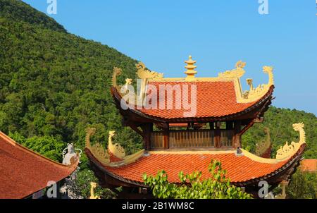 Verzierter Dachreiter des buddhistischen Tempels. Orientalische religiöse Architektur. Stockfoto