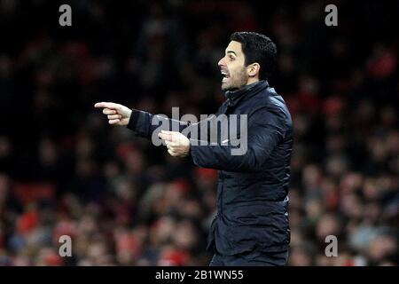 London, Großbritannien. Februar 2020. Arsenal-Cheftrainer Mikael Arteta zeigt und weist seine Spieler aus seinem technischen Bereich an. UEFA Europa League, Runde 32, Spiel der 2. Etappe, Arsenal gegen Olympiacos im Emirates Stadium in London am Donnerstag, 27. Februar 2020. Dieses Bild darf nur für redaktionelle Zwecke verwendet werden. Nur redaktionelle Nutzung, Lizenz für kommerzielle Nutzung erforderlich. Keine Verwendung bei Wetten, Spielen oder Einzelpublikationen für Vereine/Liga/Spieler. Pic von Steffan Bowen/Andrew Orchard Sportfotografie/Alamy Live News Credit: Andrew Orchard Sportfotografie/Alamy Live News Stockfoto