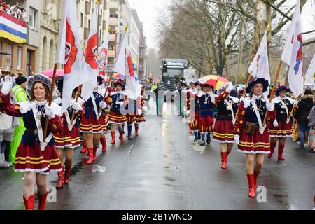 Mainz, Deutschland. Februar 2020. Mitglieder des Carneval-Clubs Weisenau Burggrafengarde marschieren in der Mainzer Rosenmontagsparade. Rund eine halbe Million Menschen säumten die Straßen von Mainz für die traditionelle Rose Monday Carnival Parade. Die 9 km lange Parade mit über 9.000 Teilnehmern ist eine der drei großen Rose Montagsparaden in Deutschland. Stockfoto