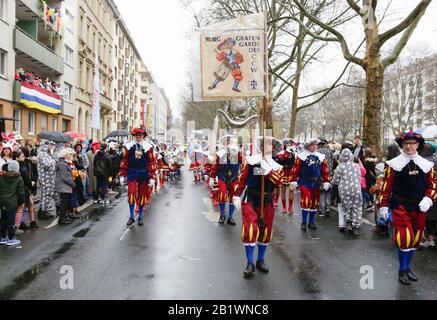 Mainz, Deutschland. Februar 2020. Mitglieder des Carneval-Clubs Weisenau Burggrafengarde marschieren in der Mainzer Rosenmontagsparade. Rund eine halbe Million Menschen säumten die Straßen von Mainz für die traditionelle Rose Monday Carnival Parade. Die 9 km lange Parade mit über 9.000 Teilnehmern ist eine der drei großen Rose Montagsparaden in Deutschland. Stockfoto