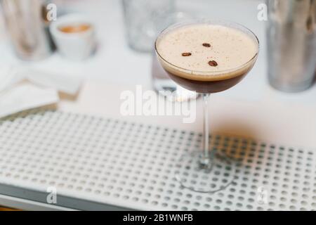 Glas Kaffeecocktail mit dickem Schaum und Kaffeebohnen Stockfoto