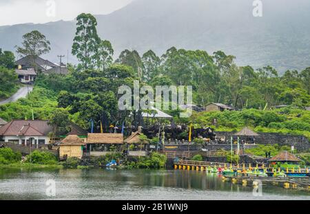 Die heißen Quellen des Solas von Tirta Pancoran am Ufer des Batur-Sees, einem Vulkankratersee in Kintamani, Bali, Bangli-Regentschaft von Bali, im Inneren des gelegen Stockfoto