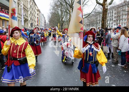 Mainz, Deutschland. Februar 2020. Mitglieder der Karnevalsschützen die Wallensteiner marschieren im Mainzer Rosenmontagszug. Rund eine halbe Million Menschen säumten die Straßen von Mainz für die traditionelle Rose Monday Carnival Parade. Die 9 km lange Parade mit über 9.000 Teilnehmern ist eine der drei großen Rose Montagsparaden in Deutschland. Stockfoto