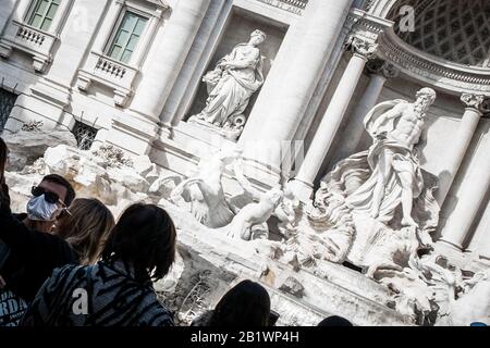 Rom, Italien. Februar 2020. ROM, ITALIEN - 27. FEBRUAR: Touristen tragen Schutzmasken, um sich vor Covid-19 Coronavirus zu schützen, im Trevi-Brunnen, 27. Februar 2020 in Rom, Italien. Die Zahl der Fälle in Italien ist von 528 gestiegen, bis heute hat das Virus 14 Todesfälle im Land verursacht. : am 27. Februar 2020 in Rom, Italien (Foto von Andrea Ronchini/Pacific Press) Credit: Pacific Press Agency/Alamy Live News Stockfoto