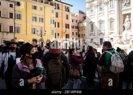 Rom, Italien. Februar 2020. ROM, ITALIEN - 27. FEBRUAR: Touristen tragen Schutzmasken, um sich vor Covid-19 Coronavirus zu schützen, im Trevi-Brunnen, 27. Februar 2020 in Rom, Italien. Die Zahl der Fälle in Italien ist von 528 gestiegen, bis heute hat das Virus 14 Todesfälle im Land verursacht. : am 27. Februar 2020 in Rom, Italien (Foto von Andrea Ronchini/Pacific Press) Credit: Pacific Press Agency/Alamy Live News Stockfoto