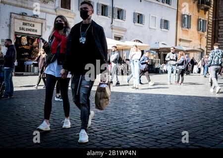 Rom, Italien. Februar 2020. ROM, ITALIEN - 27. FEBRUAR: Touristen tragen Schutzmasken, um sich vor Covid-19 Coronavirus im Pantheom vom 27. Februar 2020 in Rom, Italien zu schützen. Die Zahl der Fälle in Italien ist von 528 gestiegen, bis heute hat das Virus 14 Todesfälle im Land verursacht. : am 27. Februar 2020 in Rom, Italien (Foto von Andrea Ronchini/Pacific Press) Credit: Pacific Press Agency/Alamy Live News Stockfoto