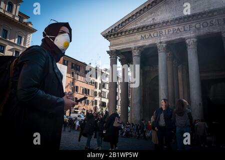 Rom, Italien. Februar 2020. ROM, ITALIEN - 27. FEBRUAR: Touristen tragen Schutzmasken, um sich vor Covid-19 Coronavirus im Pantheom vom 27. Februar 2020 in Rom, Italien zu schützen. Die Zahl der Fälle in Italien ist von 528 gestiegen, bis heute hat das Virus 14 Todesfälle im Land verursacht. : am 27. Februar 2020 in Rom, Italien (Foto von Andrea Ronchini/Pacific Press) Credit: Pacific Press Agency/Alamy Live News Stockfoto