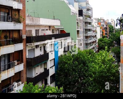 Buenos Aires/Argentine - 14. Dezember 2018: Von Bäumen gesäumte Straßen- und Wohnbauten in Palermo-Viertel in Buenos Aires - Blick von oben Stockfoto