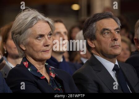 Verdacht auf fiktive Arbeitsplätze: François und Penelope Fillon stehen den Richtern gegenüber Stockfoto