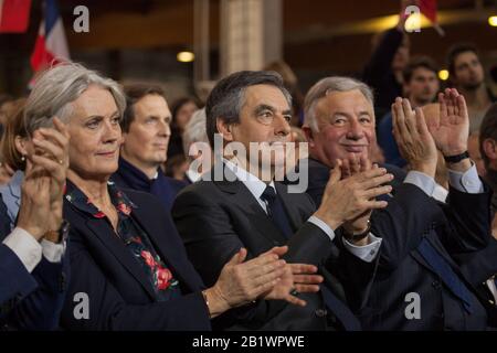 Verdacht auf fiktive Arbeitsplätze: François und Penelope Fillon stehen den Richtern gegenüber Stockfoto