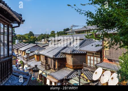 Kyoto, Japan, 18. August 2019 - Dächer typischer japanischer Häuser säumen entlang der Ninenzaka-Stufen im historischen Bezirk Higashiyama Stockfoto